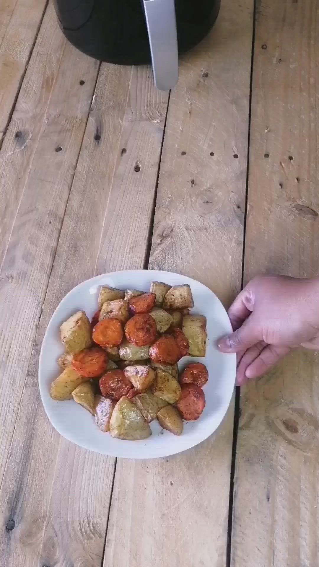 Video thumbnail for Air fryer potatoes and carrots