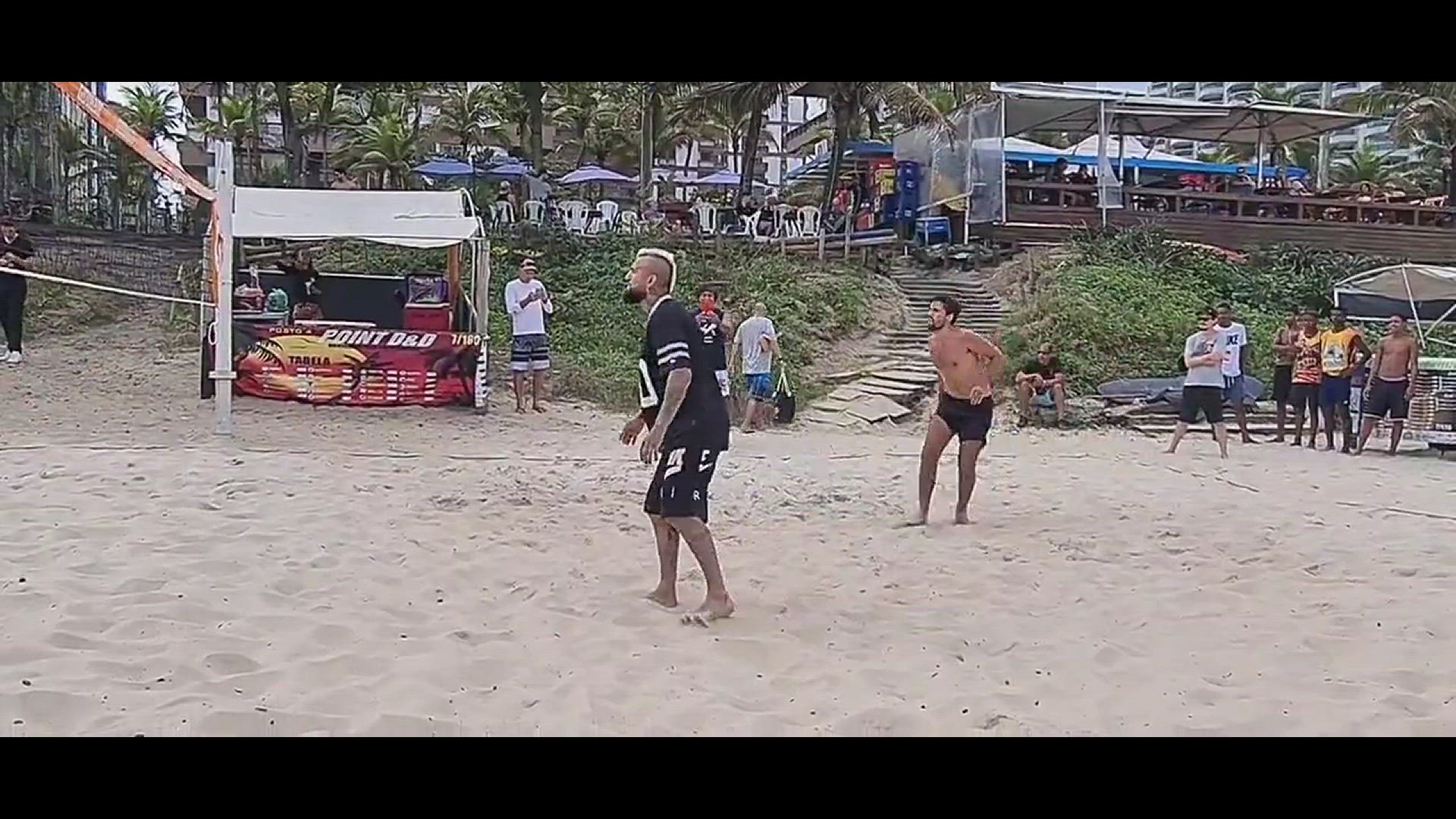 'Video thumbnail for Arturo Vidal jogando Futevôlei no Rio de Janeiro'