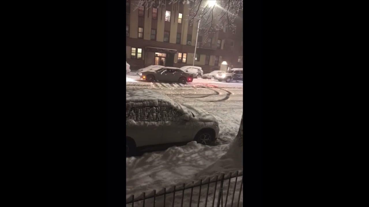 Video thumbnail for Dodge Challenger na neve