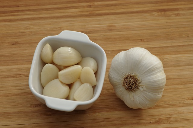Video thumbnail for How to Best Eat Raw Garlic Without Burning Your Mouth