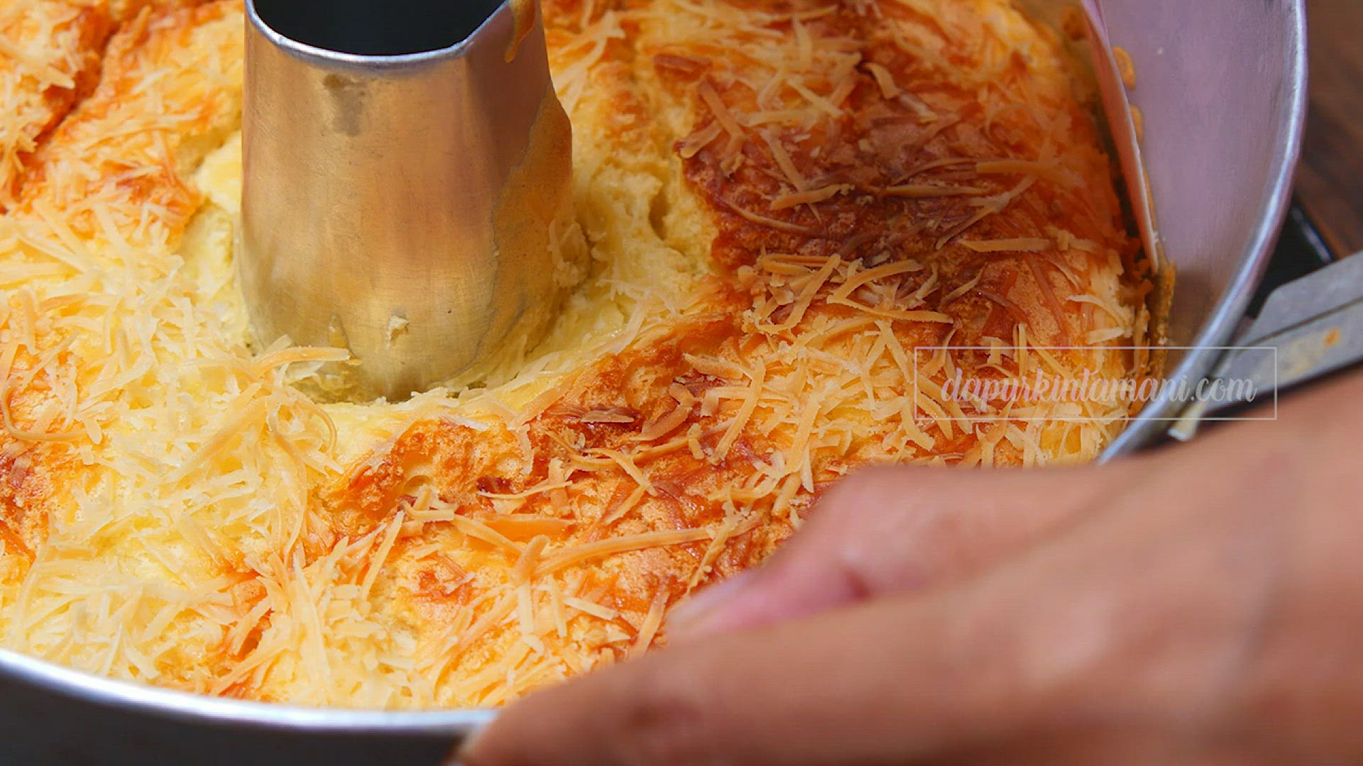 Video thumbnail for Resep Pelangi Cheese Chiffon Cake