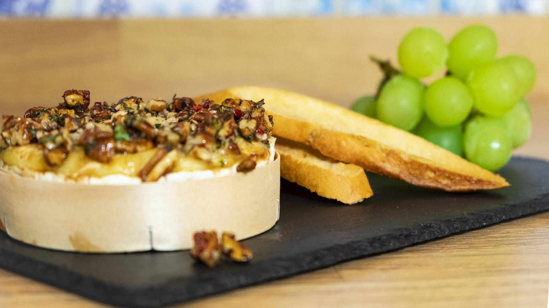 Queso Camembert al Horno con Nueces y Uvas - Recetas de cocina