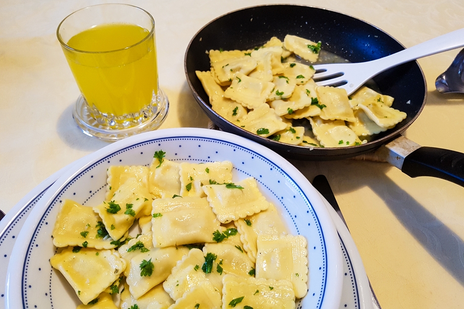 'Video thumbnail for Einfach kochen - Ravioli ai Funghi Pilz Ravioli - Ravioli mit Pilzen in Knoblauchbutter'