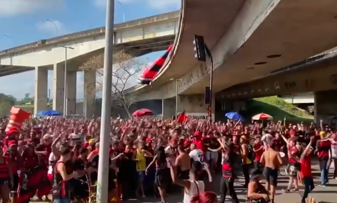 'Video thumbnail for Torcida faz festa no Galeão em embarque do Flamengo rumo a final da Libertadores'