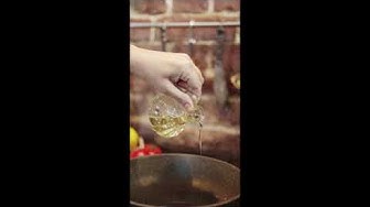'Video thumbnail for Los usos mágicos del aceite de oliva para mujeres: beneficios para la salud'