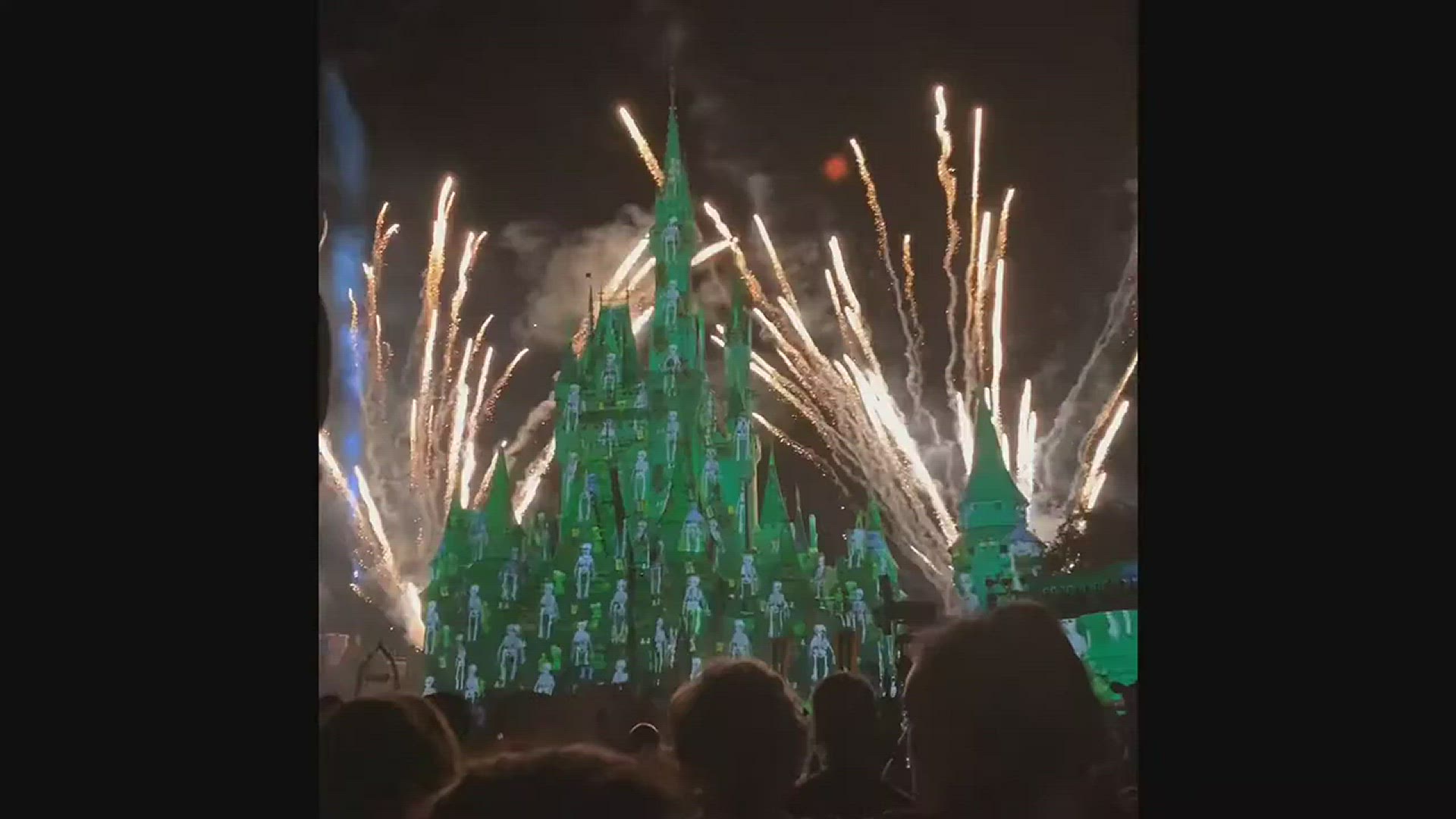 Video thumbnail for Disney’s Not So Spooky Spectacular Fireworks and Hocus Pocus Villain Spectacular MNSSHP