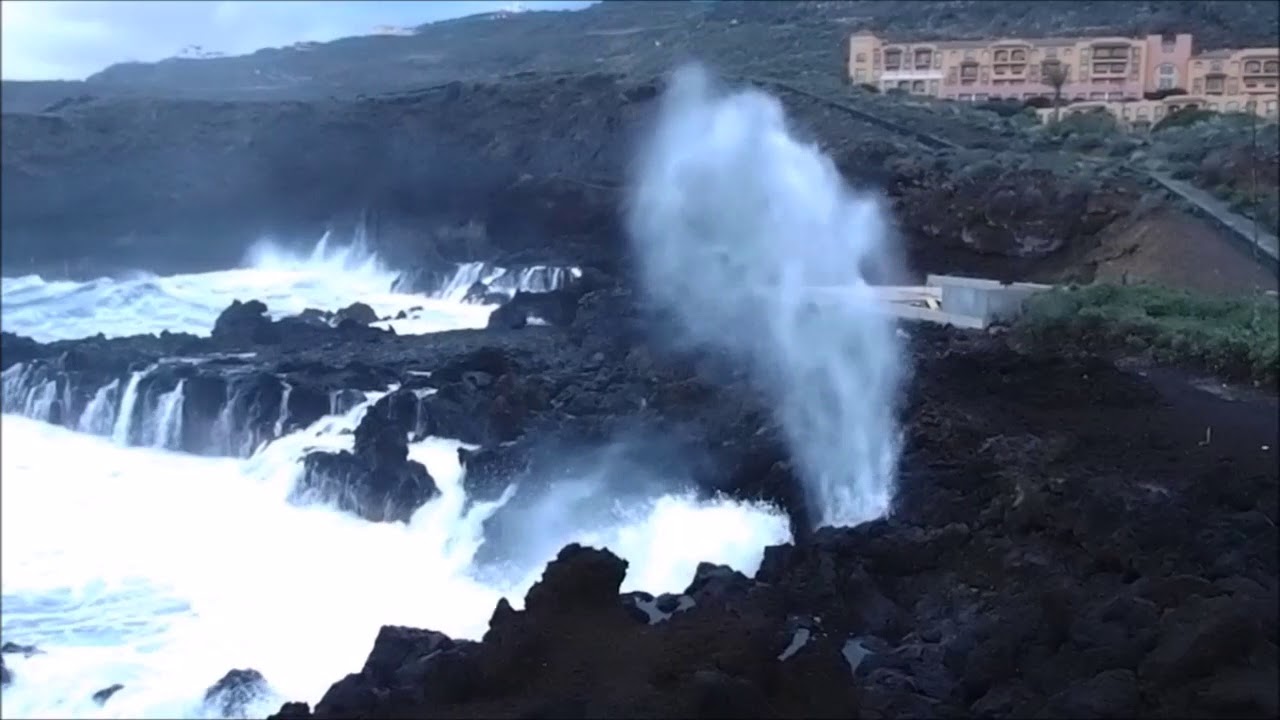 'Video thumbnail for La Palma - Gewaltige Atlantikwellen nagen an der Küste'
