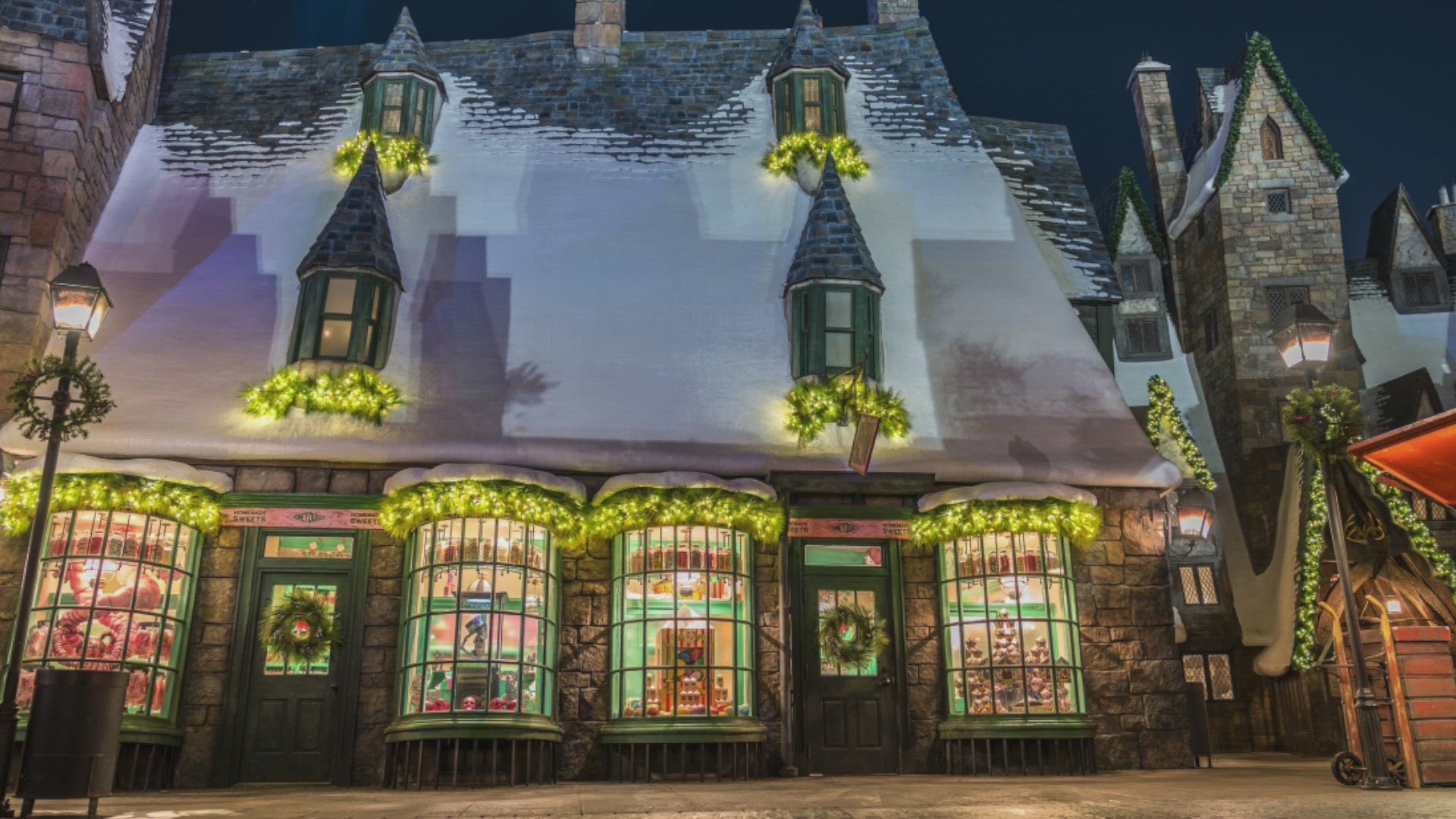 'Video thumbnail for The Christmas decorations of Hogsmeade'
