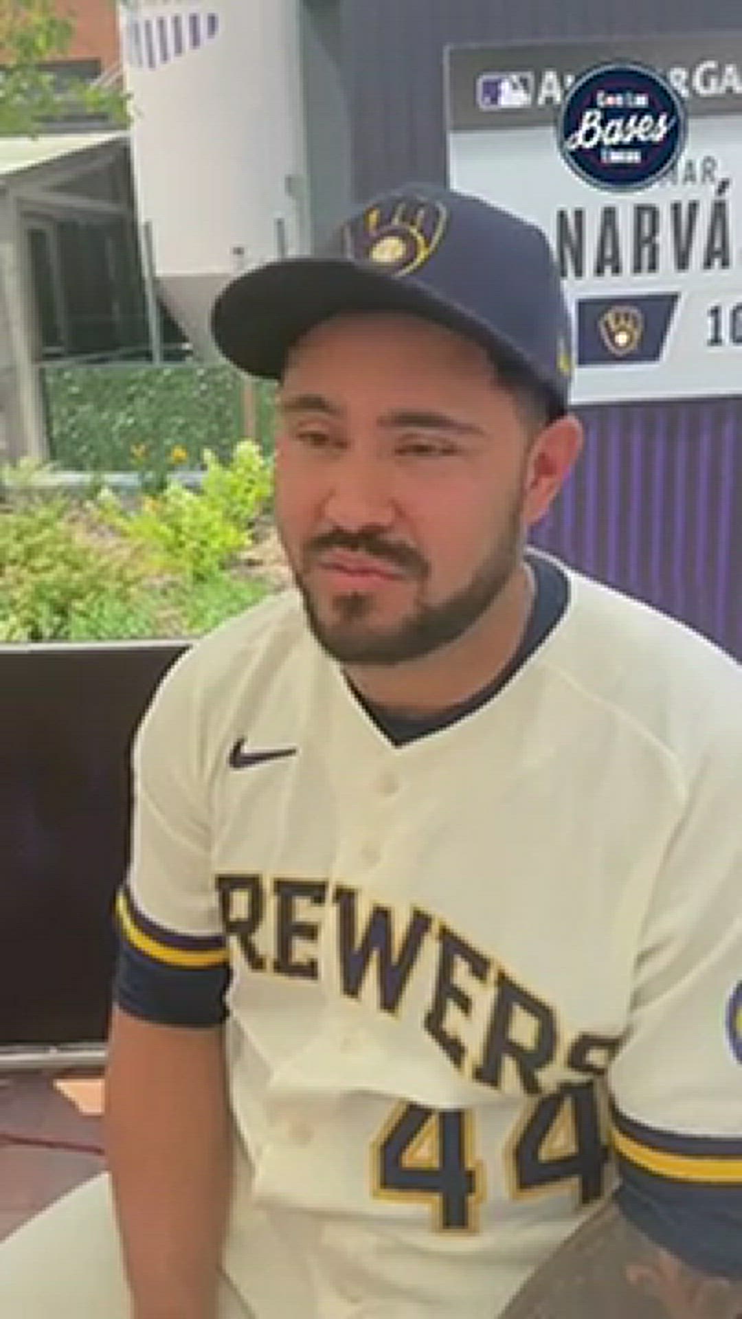 Video thumbnail for MLB: ENTREVISTA con el catcher de los Cerveceros de Milwaukee, Omar Narvaez