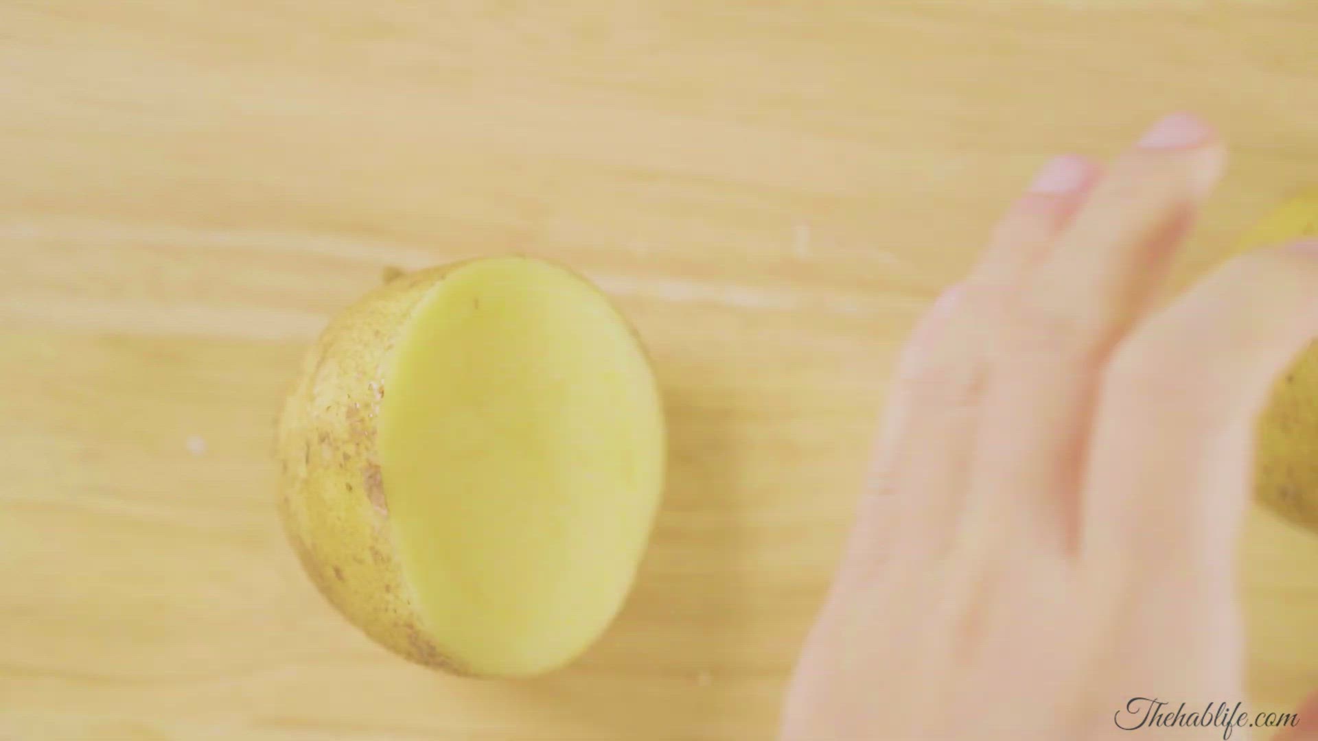 Video thumbnail for How To Remove Dark Circles At Home With Aloe Vera Gel