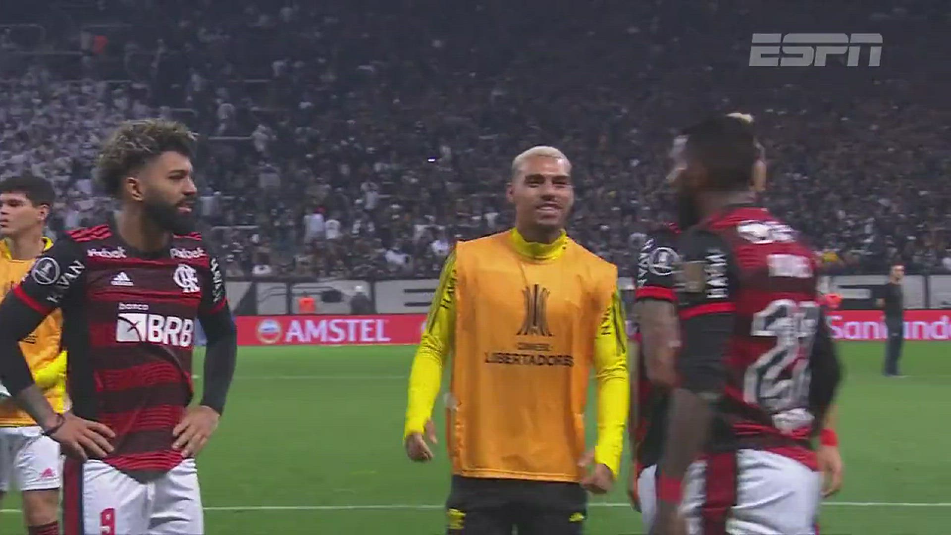 'Video thumbnail for Vidal faz jogadores jogarem camisas a torcedores do Flamengo'