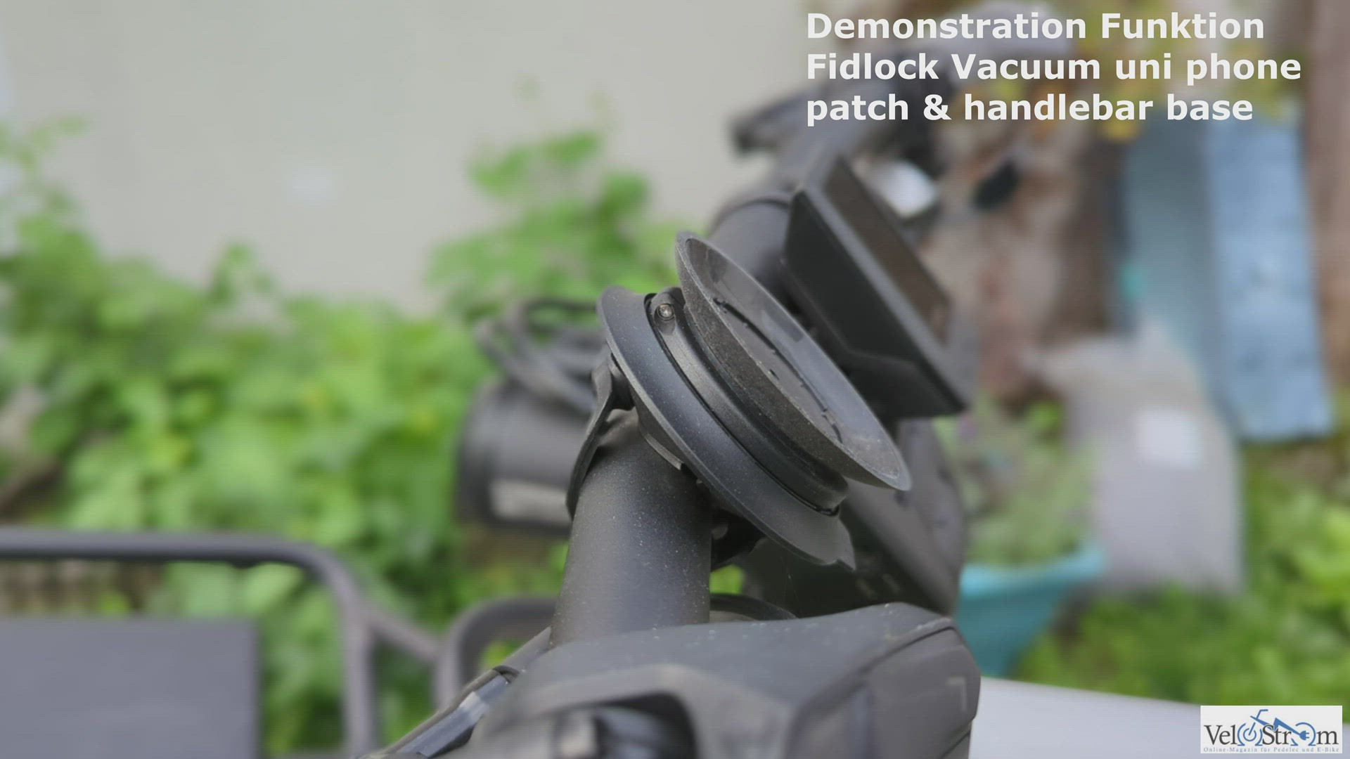 Video thumbnail for Demo Fidlock VACUUM uni phone case & uni phone patch