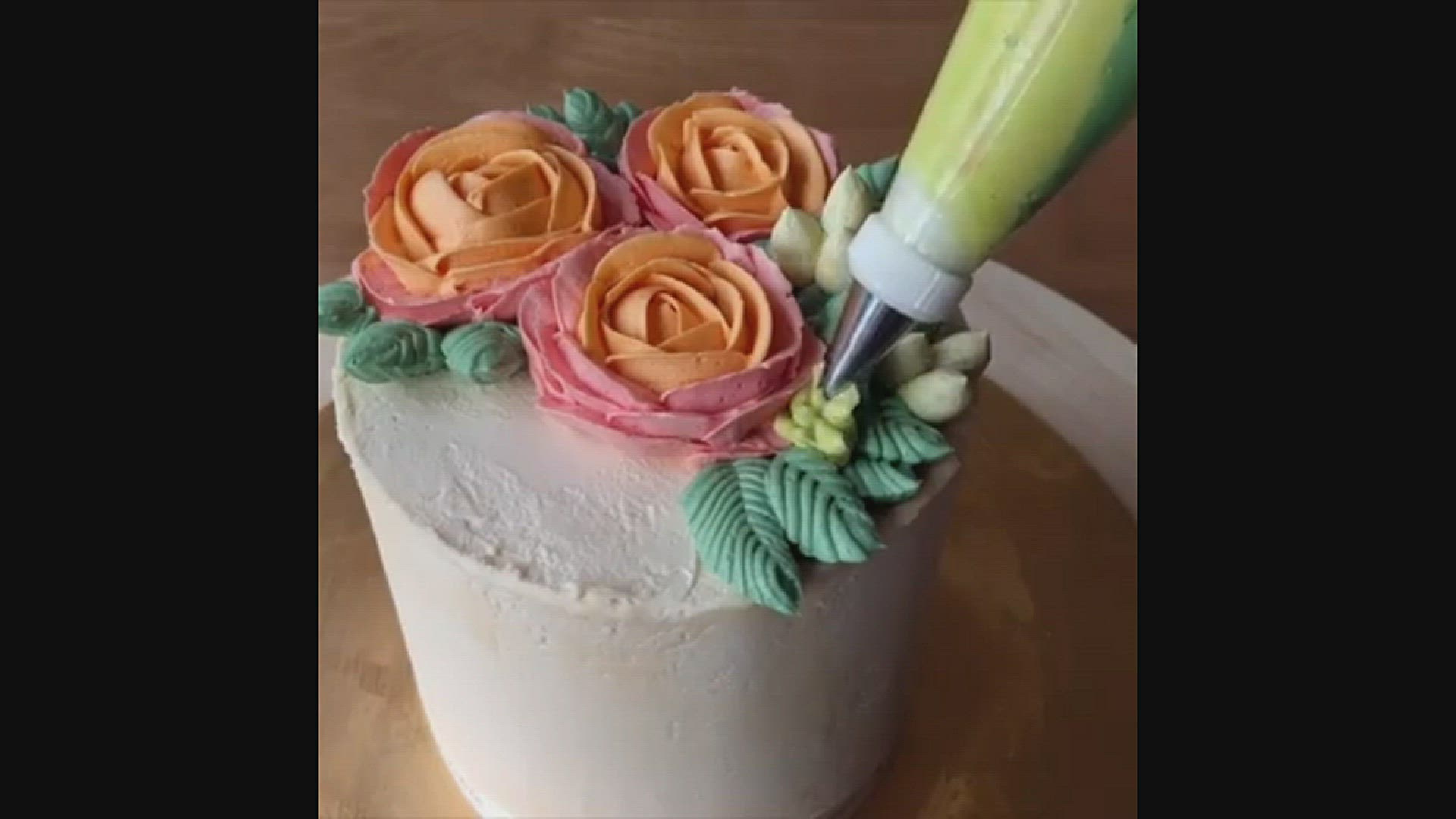Video thumbnail for Rose Cake Decoration