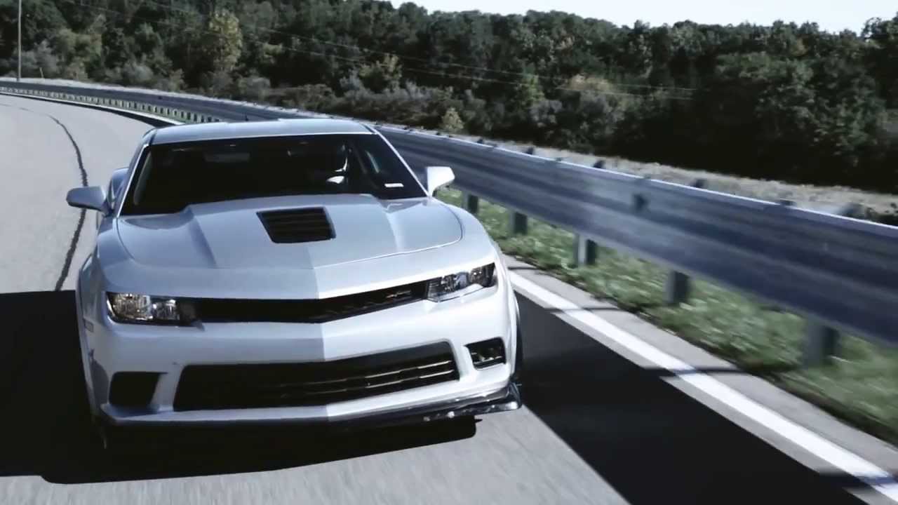 'Video thumbnail for Chevrolet mostra que Camaro Z28 é mais rápido que o Ford Mustang Boss 302'