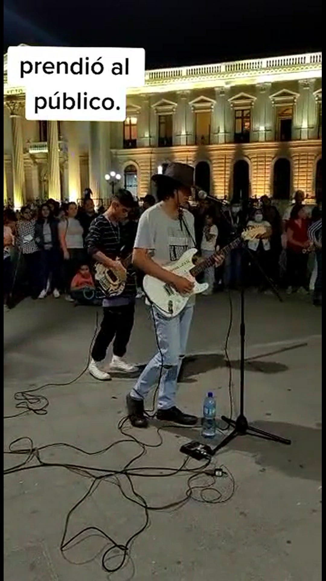 Video thumbnail for Joven salvadoreño canta éxitos de Hombres G “Devuélveme a mi chica” en el Centro Histórico y enciende la noche