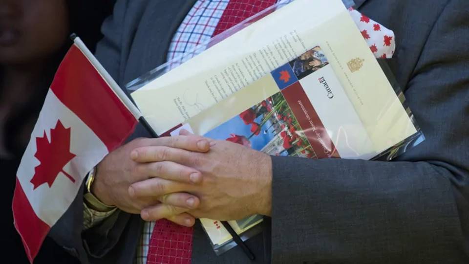 Video thumbnail for Immigrants make up nearly a quarter of Canadian population in 2021