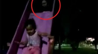 Video thumbnail for Uma mãe em choque depois de ver uma figura fantasmagórica empurrando sua filha por um escorregador