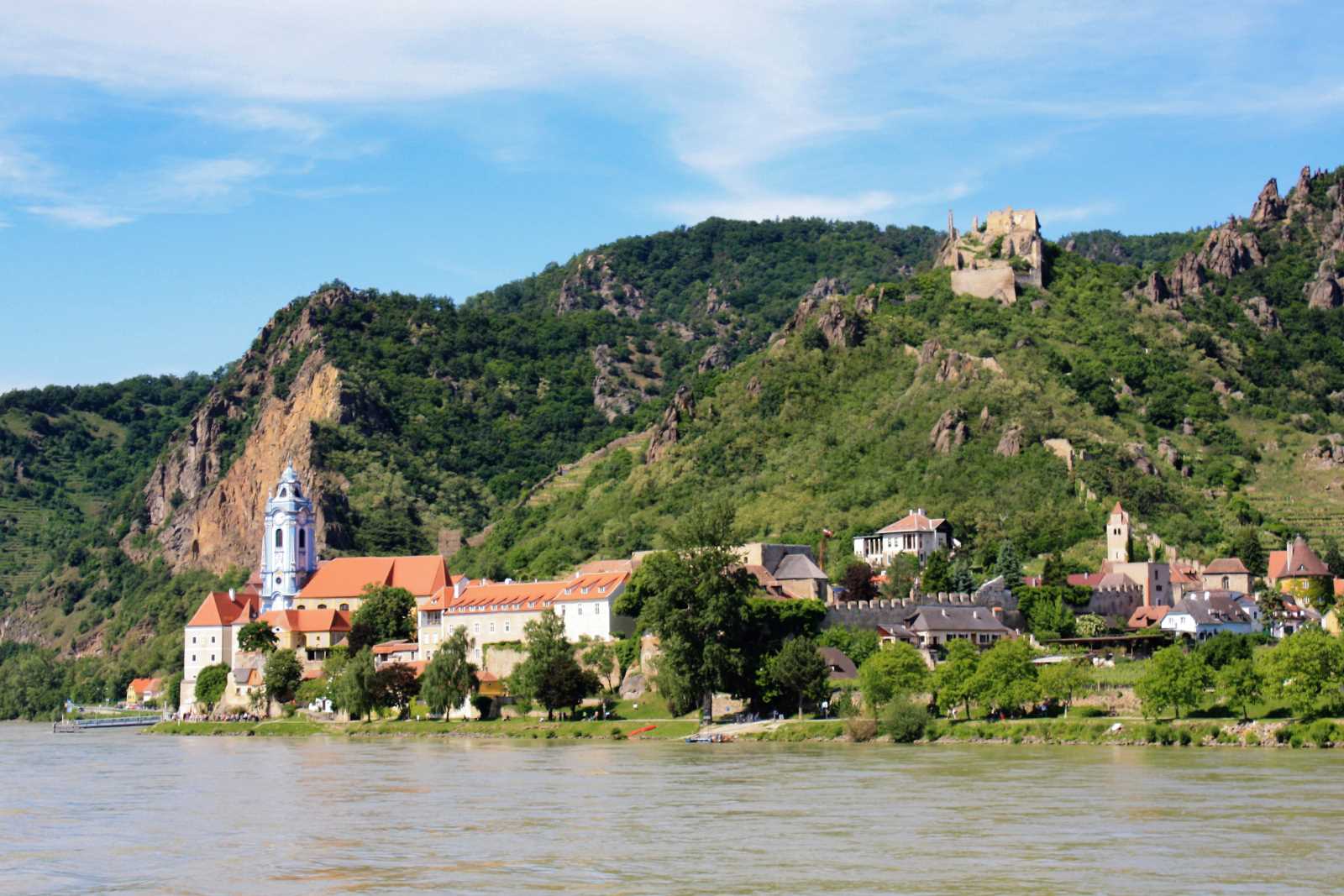 'Video thumbnail for Wachau Tour genießen in Krems, Stift Göttweig, Dürnstein & Stift Melk'