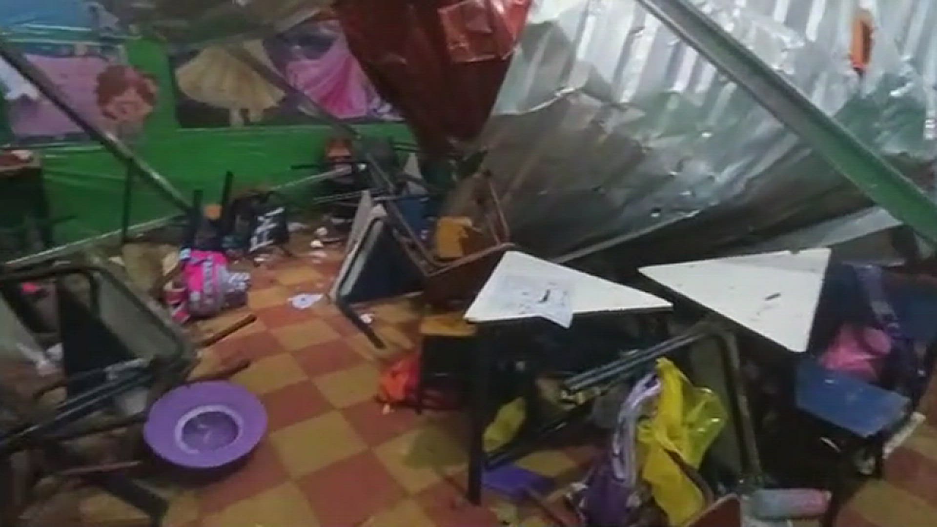 Video thumbnail for Niñas lesionadas luego del colapso del techo de la escuela en Chiquimula