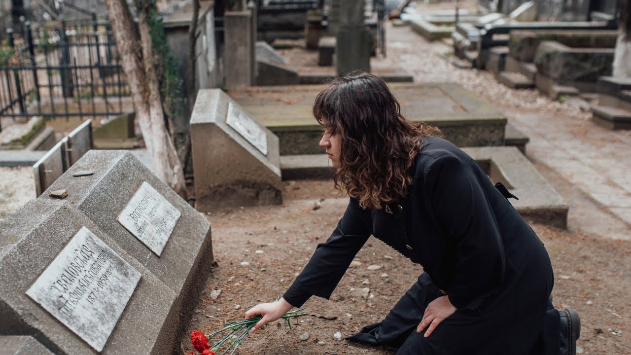 'Video thumbnail for DÉFUNT - PRIÈRE simple pour honorer (simple et belle, unis au delà de la mort)'