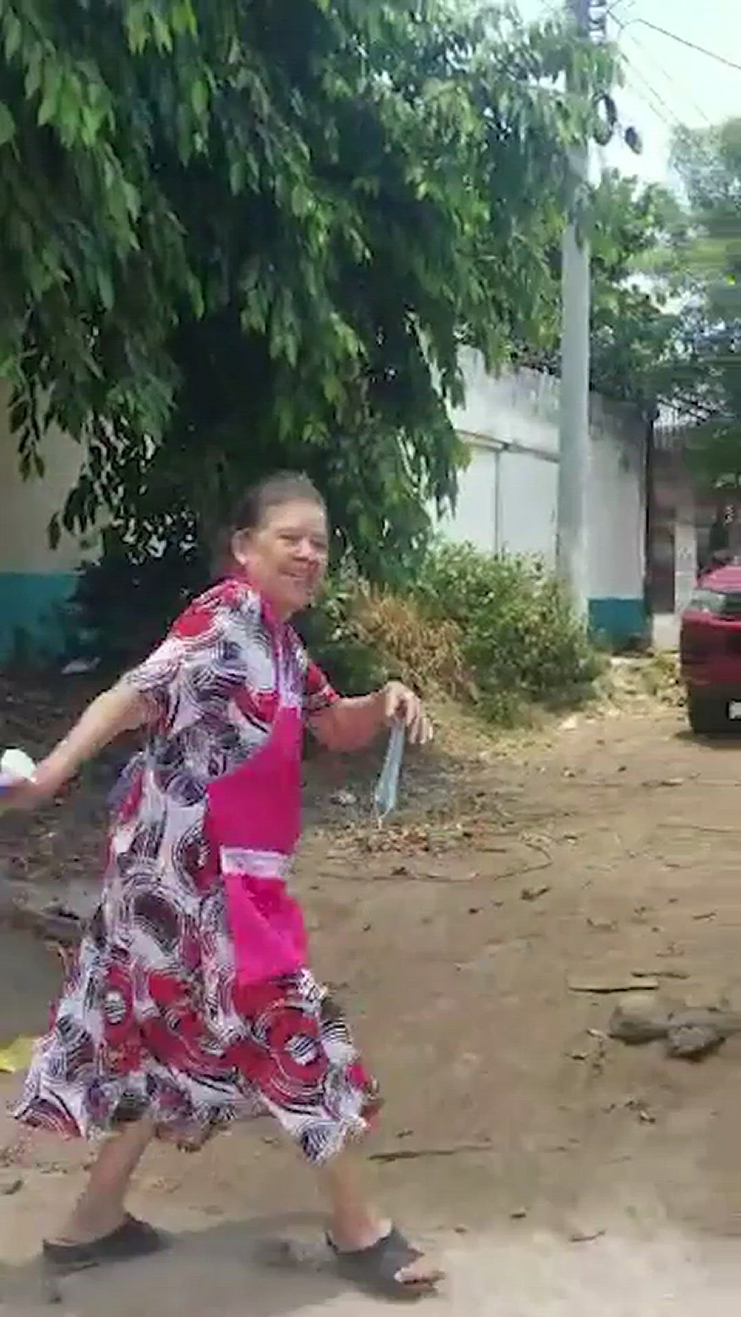 Video thumbnail for Salvadoreña regala comida gratis y este acto de generosidad a trabajadores de la calle se hace viral