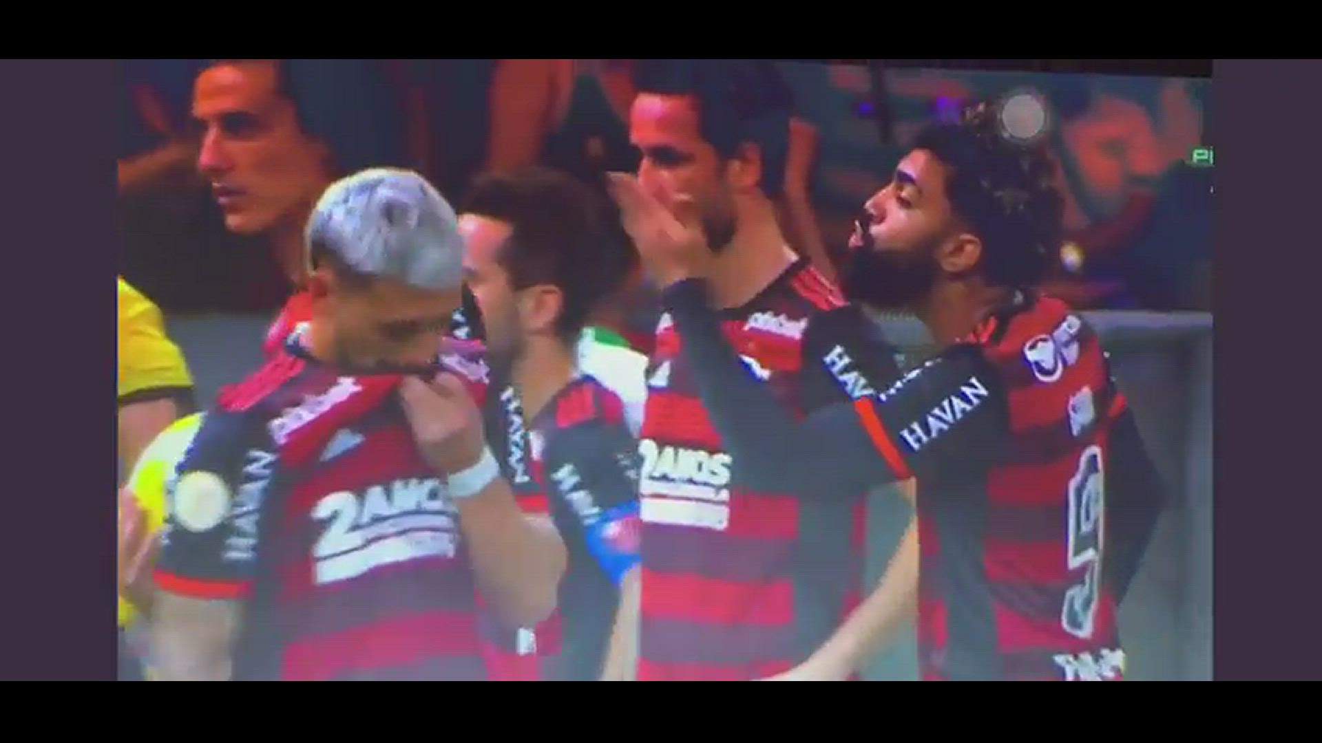 'Video thumbnail for Gabigol manda beijinhos pro adversário após expulsão'