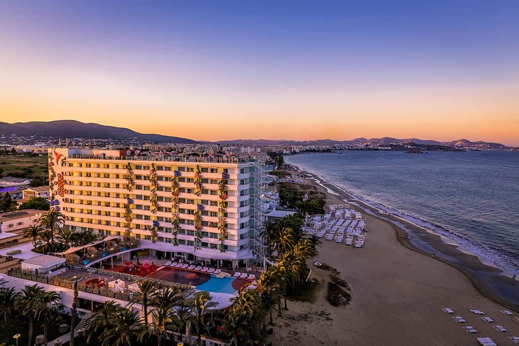 Video thumbnail for Experience the Beauty of Playa d'en Bossa in Ibiza Before the Pandemic | Day & Night