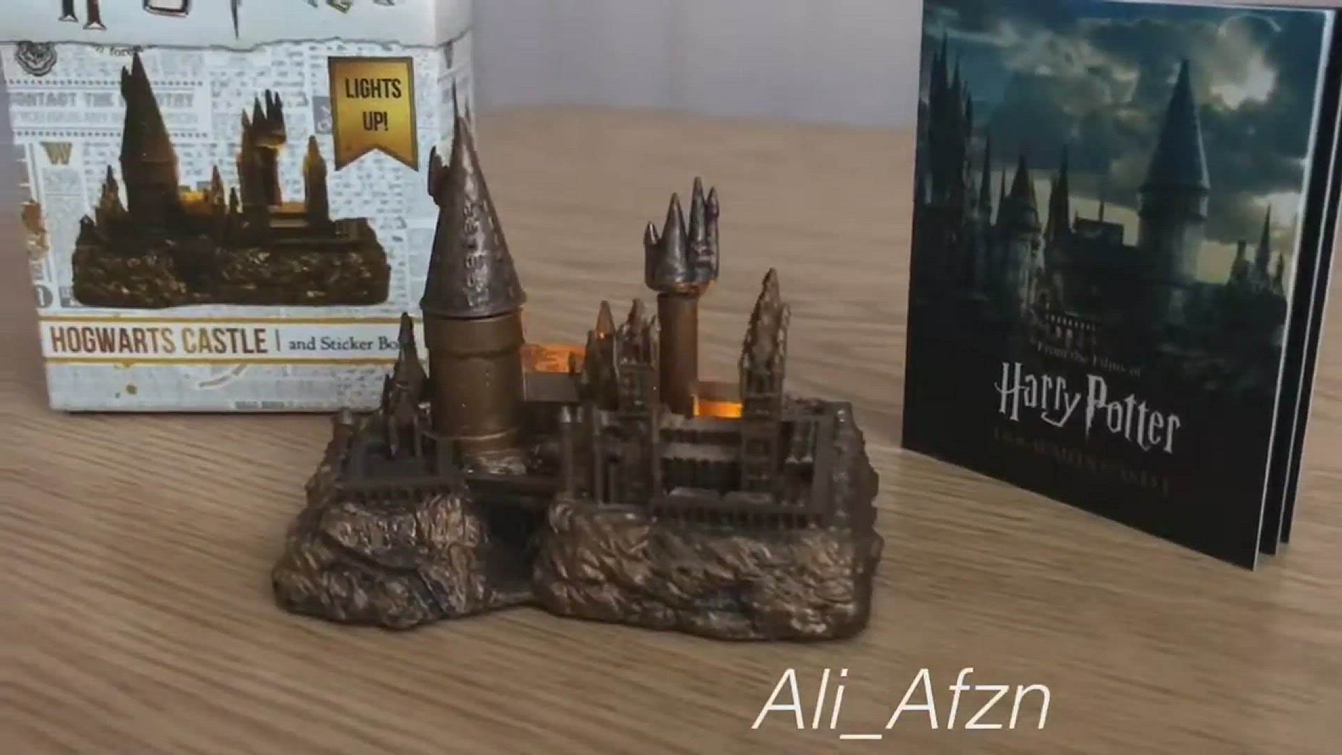 Video thumbnail for Hogwarts com LED - Harry Potter Hogwarts Castle and Sticker Book: Lights Up!