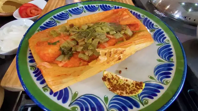'Video thumbnail for Pescado adobado en hojas de maíz'