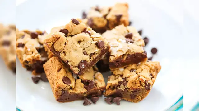 'Video thumbnail for _Easy & Chewy Cookie Bars_'