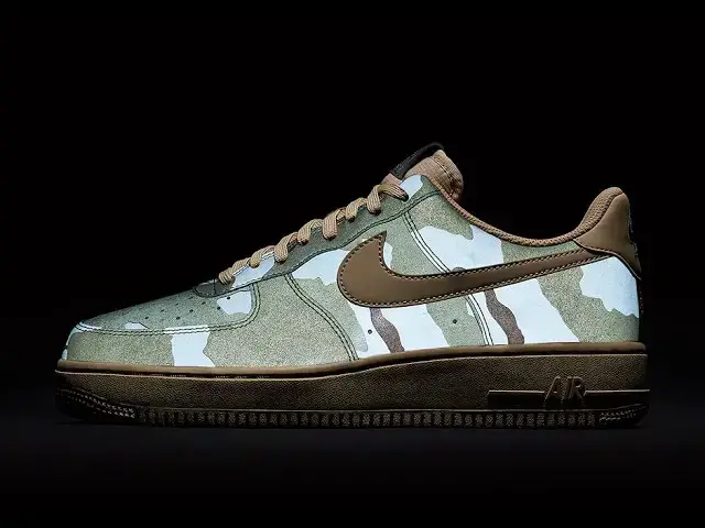 'Video thumbnail for Quick Look At The Nike Air Force 1 One Low Reflective 3M Desert Camo'