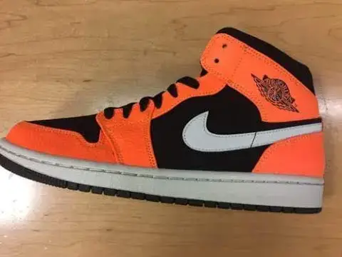 'Video thumbnail for Quick Look At The Air Jordan 1 mid shattered backboard | Buy It Now'