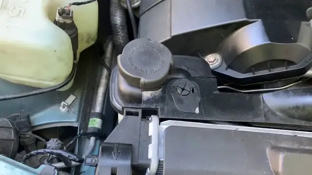 'Video thumbnail for BMW E36 coolant reservoir expansion tank replacement'