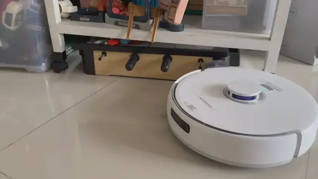 'Video thumbnail for Narwal Freo Z Ultra Review - Advanced Vacuum and Mop Bot'
