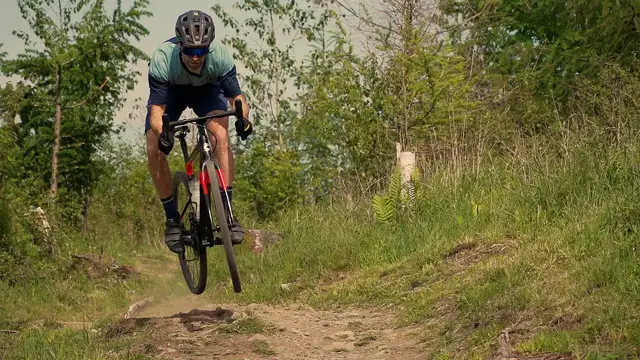 'Video thumbnail for King of Gravel? Cannondale Topstone Carbon 2020 Gravelbike im lifeCYCLE Magazine Test'