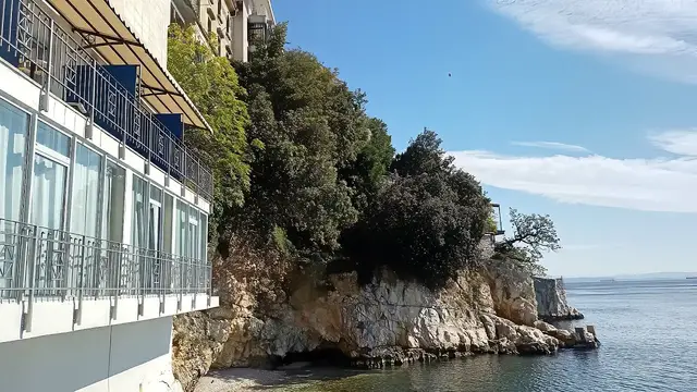 'Video thumbnail for Hotel Jadran Rijeka: Genieße die Kvarner Bucht von diesem 4-Sterne-Hotel aus'