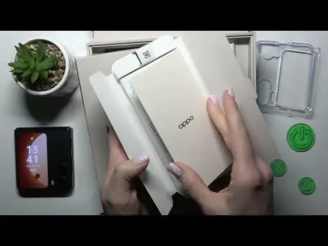'Video thumbnail for OPPO Find N2 Flip - All Box Accessories'