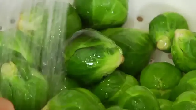 'Video thumbnail for How-To Roast Brussels Sprouts - Clean Eating Recipe(720P_HD)'