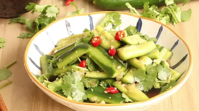 'Video thumbnail for Spicy Shredded Cucumber Salad In Vinegar :The Quick And Easy Guide'