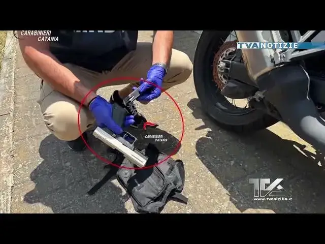 'Video thumbnail for Catania. Controlli straordinari dei Carabinieri. Arrestato un 20enne con pistola clandestina e crack'
