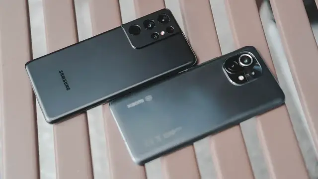 'Video thumbnail for Xiaomi Mi 11 vs Galaxy S22 Ultra: Which Should You Buy?'