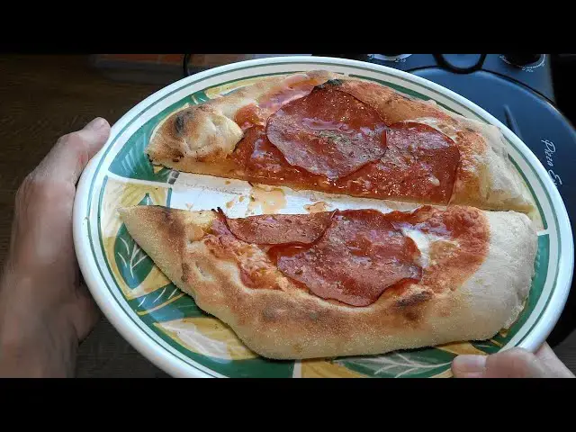 'Video thumbnail for Pizza mit dickem Rand im G3 Ferrari'