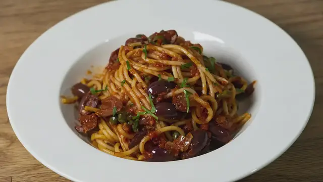 'Video thumbnail for Receta de Espaguetis a la Puttanesca'