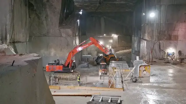 'Video thumbnail for Marmerwinning in een marmergroeve in Carrara, Toscane'