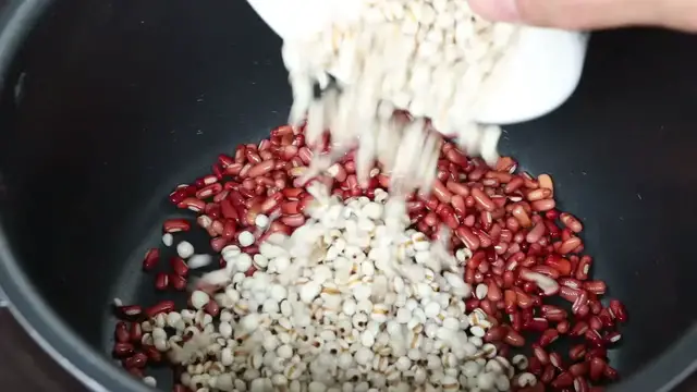 'Video thumbnail for How To Make Red Bean And Barley Soup'