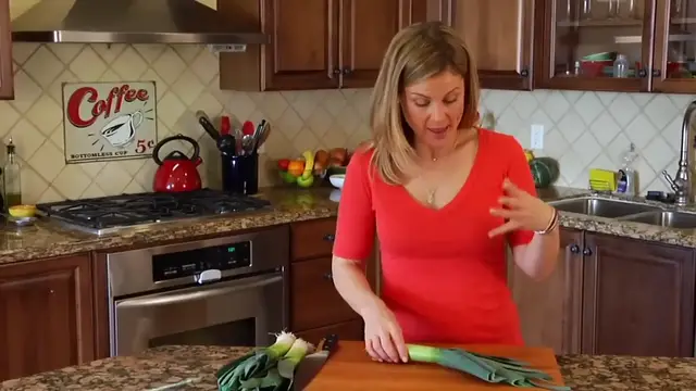 'Video thumbnail for How-To Clean and Cut Leeks(720P_HD)'