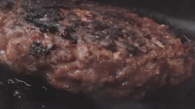'Video thumbnail for Slow Motion Zoom in onto Grilled Hamburger'