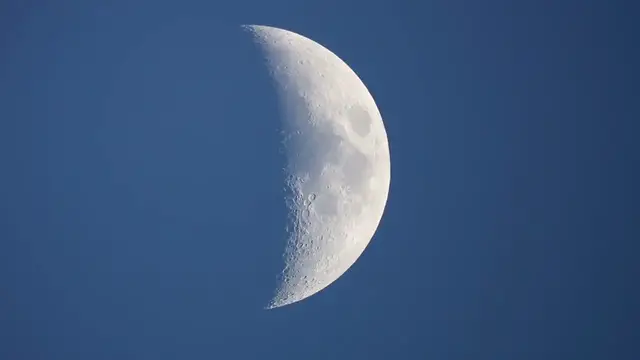 'Video thumbnail for Daytime Waxing Crescent Moon through a Newtonian Telescope'