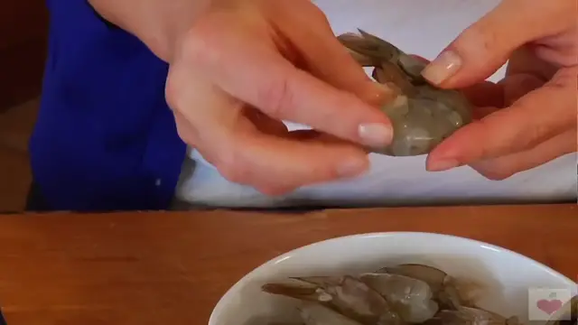 'Video thumbnail for How To Peel And Devein Shrimp(720P_HD)'
