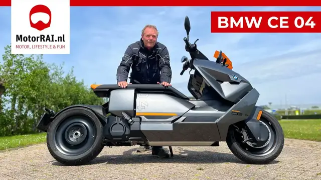 'Video thumbnail for BMW CE 04 (2022) - Briljante EV-motorscooter of...? - MotorRAI TV'